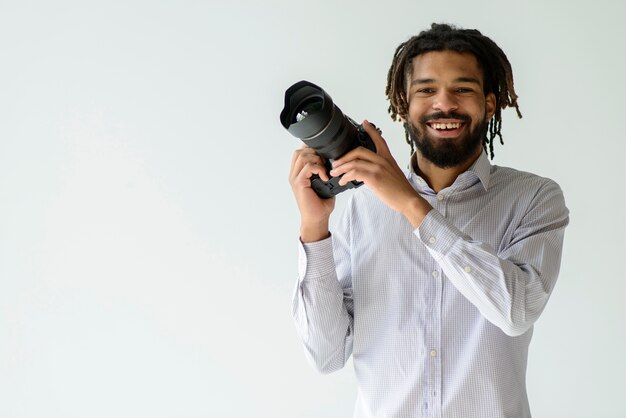 Mann arbeitet als Fotograf