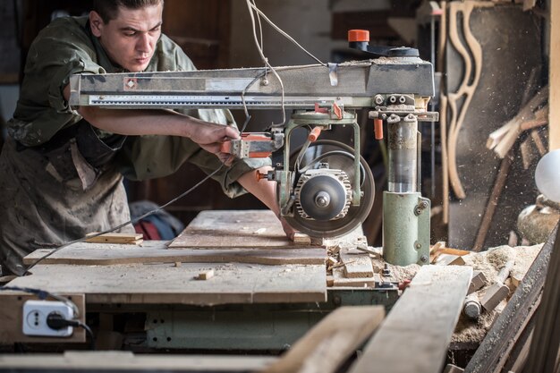 Mann arbeitet an der Maschine mit dem Holzprodukt