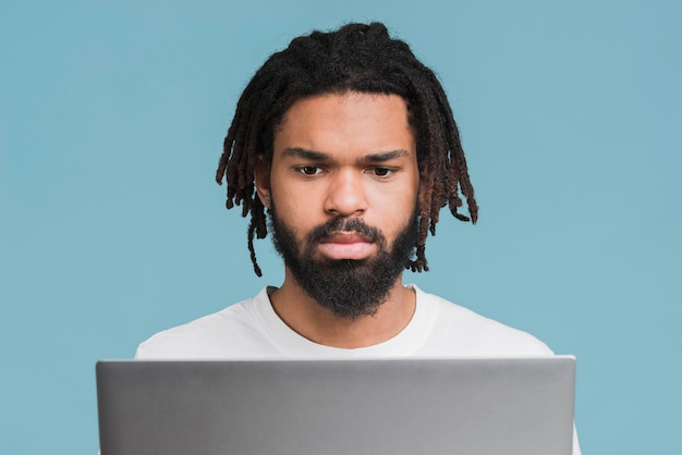 Mann arbeitet an seinem laptop