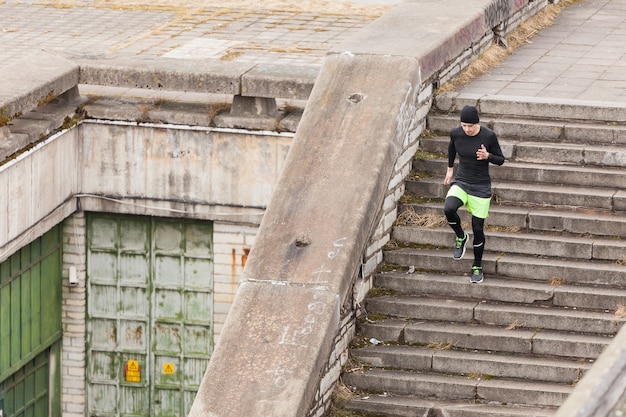 Mann arbeitet auf Beton Treppe