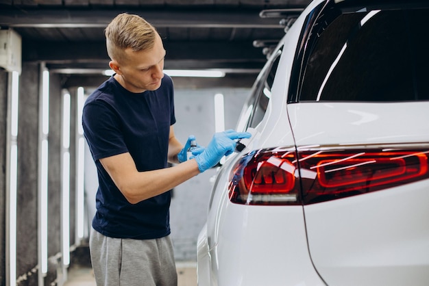 Mann arbeitet Auto Detaillierung und Lackierung Auto