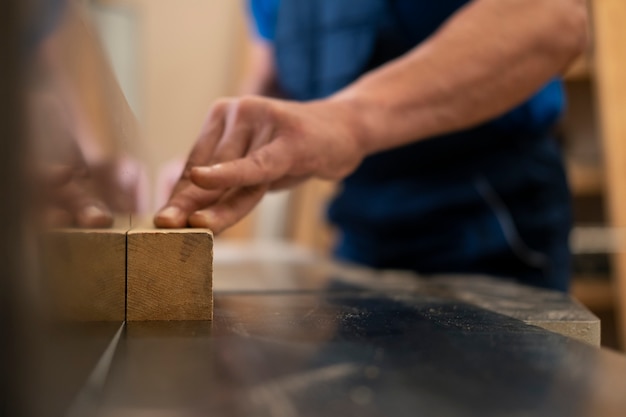 Mann arbeitet in seiner Holzwerkstatt mit Werkzeugen und Geräten