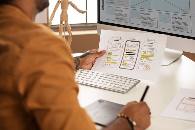 Mann arbeitet mit Computer-Seitenansicht