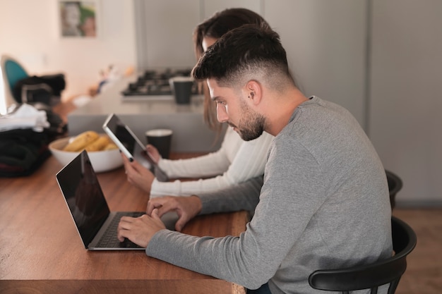 Mann arbeitet mit Frau