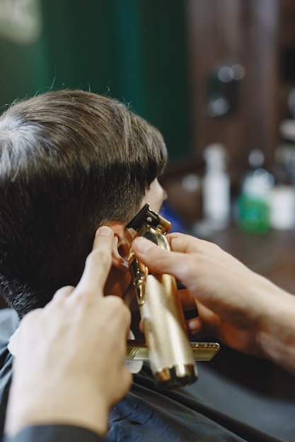 Mann arbeitet mit Haaren. Friseur mit einem Kunden.