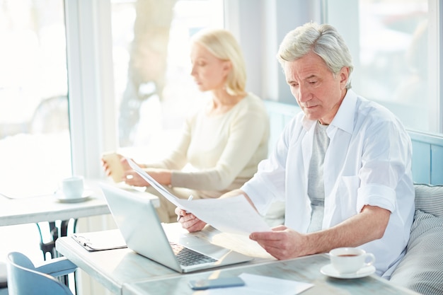 Mann arbeitet mit papieren