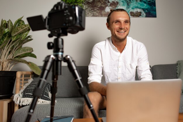 Mann arbeitet zu Hause. Hochwertiges Foto