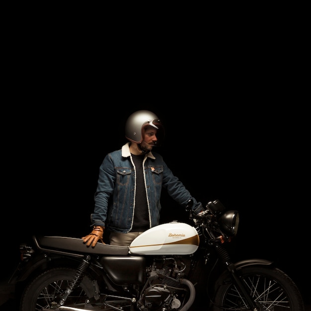 Kostenloses Foto mann auf caférennfahrer-artmotorrad