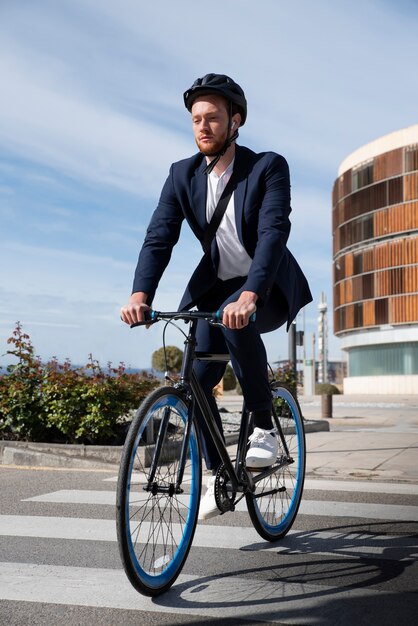 Mann auf dem Fahrrad, der zur Arbeit geht, voller Schuß