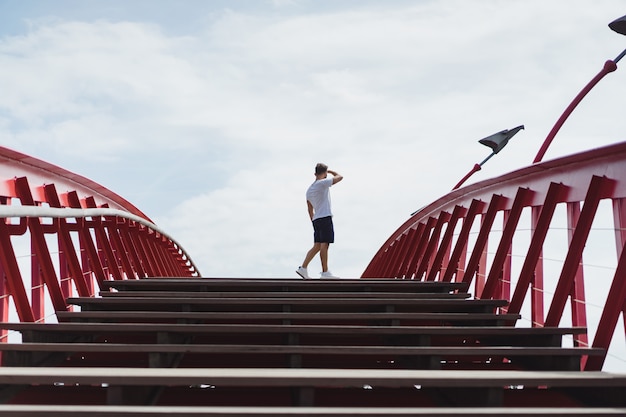 Mann auf der Brücke in Amsterdam, Pythonbrücke