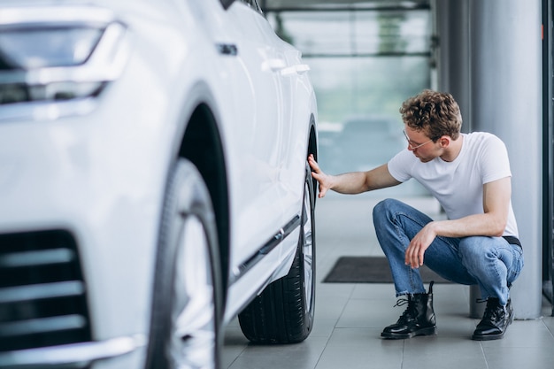 Mann auf der Suche nach einem Auto in einem Autosalon