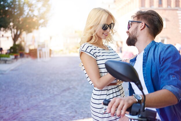 Mann auf Roller, der mit einem Mädchen flirtet