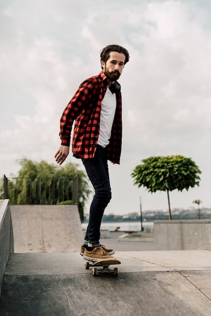 Mann auf Skateboard am Rochenpark