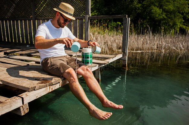 Mann auf strömendem Wasser des Potoons