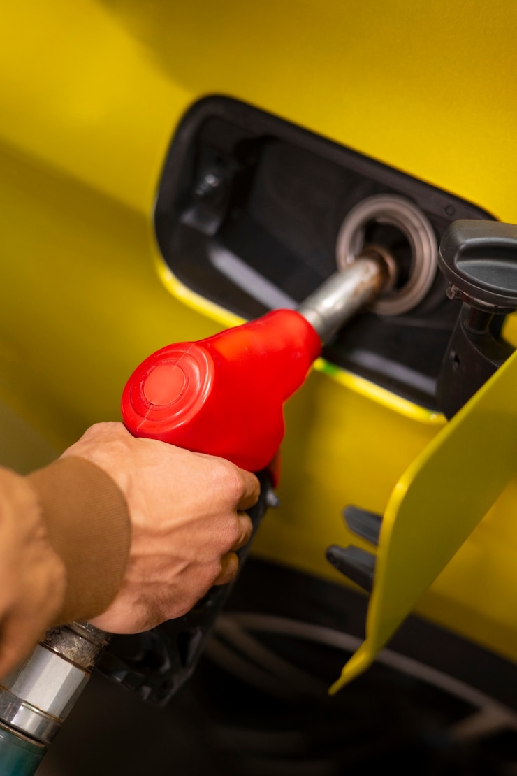 Kostenlose Foto mann aus der vogelperspektive an der tankstelle