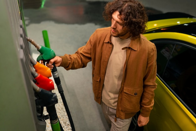 Mann aus der Vogelperspektive an der Tankstelle