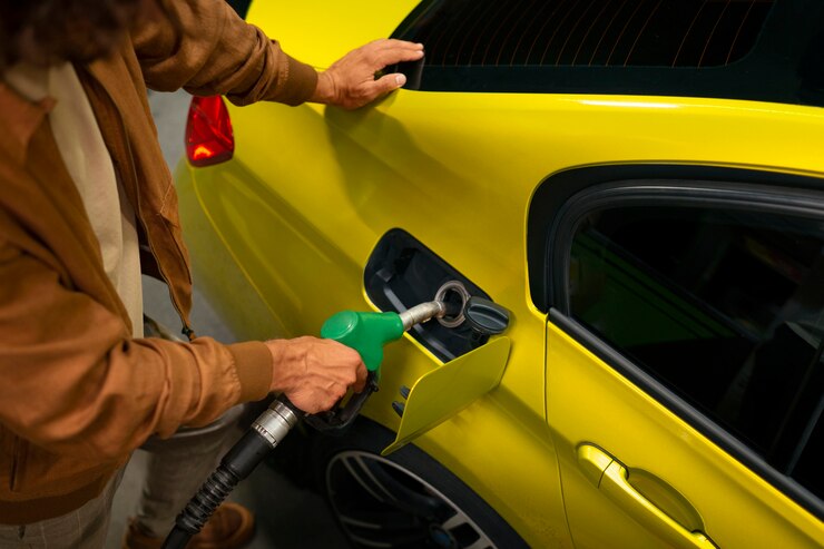 Kostenlose Foto mann aus der vogelperspektive an der tankstelle