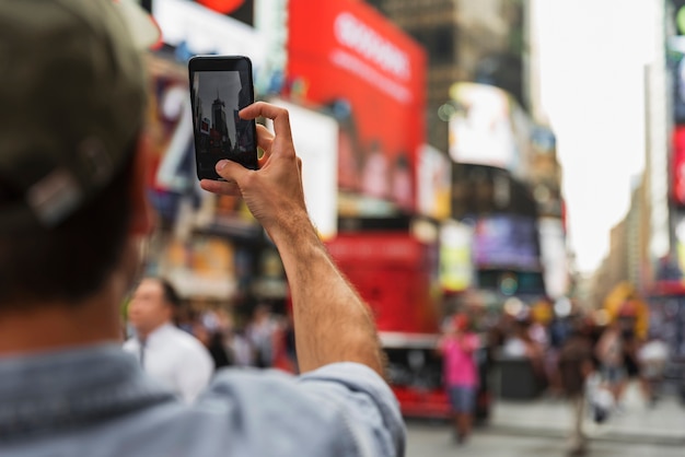 Mann bei der Einnahme von Selfie