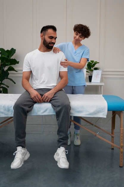 Mann bei einem Besuch in einem Rehabilitationszentrum