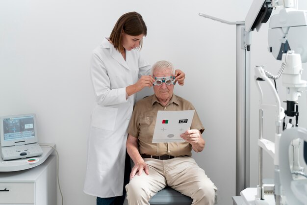 Mann bei einer Augenuntersuchung in einer Augenklinik