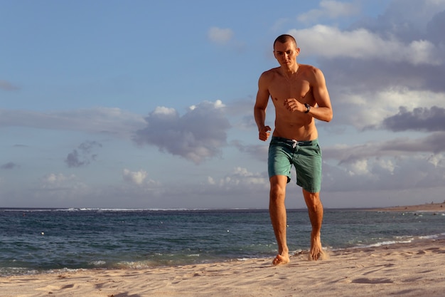 Mann beim Sport am Strand. bali