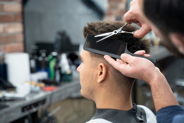 Mann bekommt einen Haarschnitt aus nächster Nähe