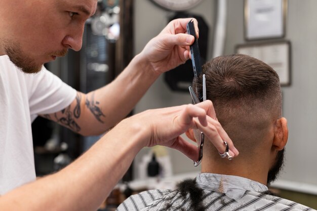 Mann bekommt einen neuen Blick auf den Friseurladen