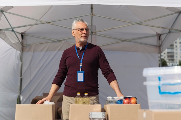 Mann bereitet eine Tafel für arme Leute vor