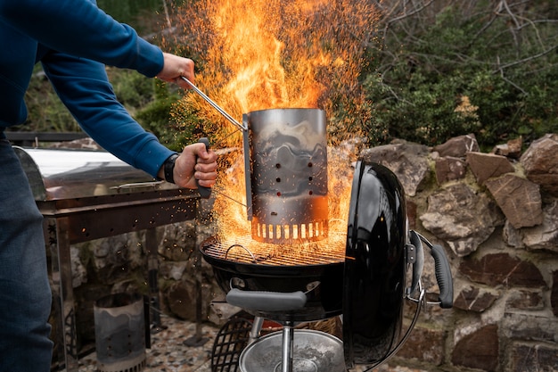 Mann bereitet Grill zum Kochen vor