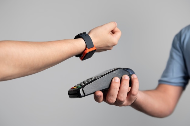 Mann bezahlt ein Produkt mit seiner Smartwatch