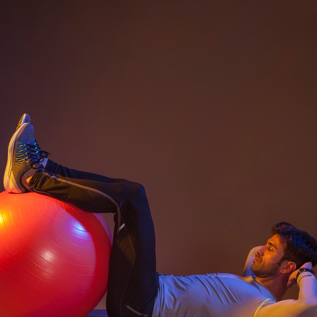 Mann, der Abdominal- Krisen nahe fitball tut