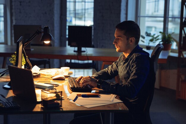 Mann, der allein im Büro arbeitet