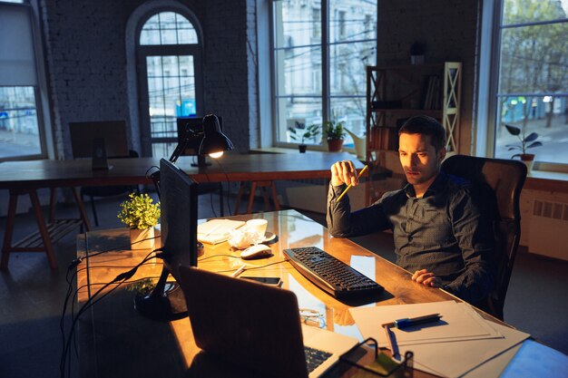 Mann, der allein im Büro arbeitet