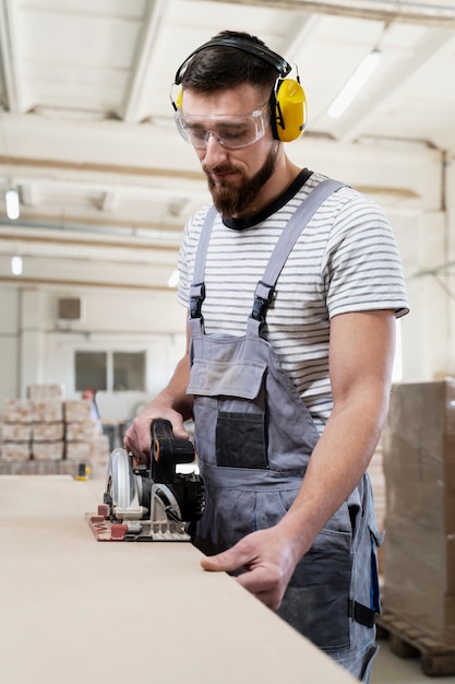 Mann, der am Schneiden von MDF-Platten arbeitet