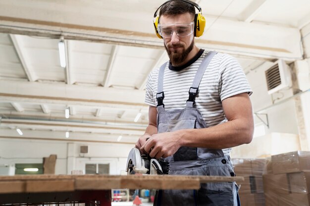 Mann, der am Schneiden von MDF-Platten arbeitet