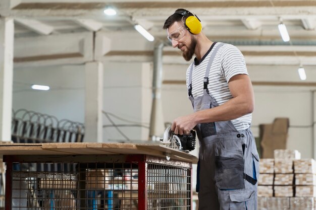 Mann, der am Schneiden von MDF-Platten arbeitet