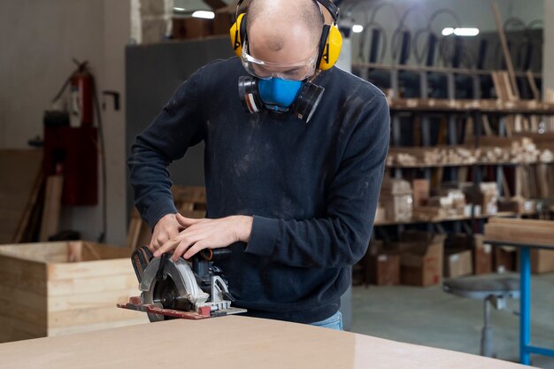 Mann, der am Schneiden von MDF-Platten arbeitet