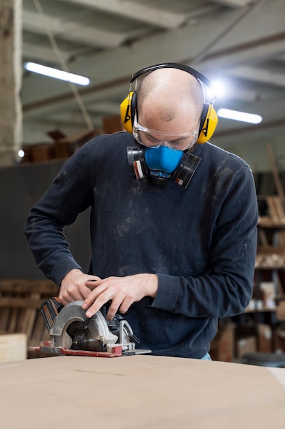 Mann, der am Schneiden von MDF-Platten arbeitet