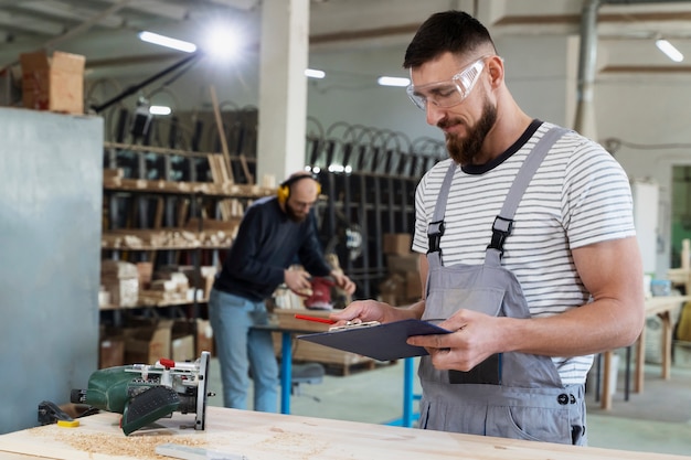 Mann, der am Schneiden von MDF-Platten arbeitet