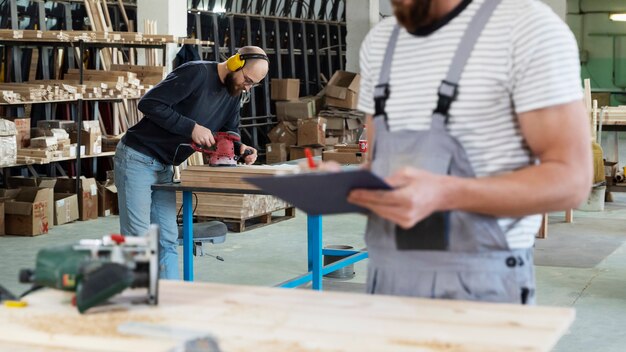 Mann, der am Schneiden von MDF-Platten arbeitet