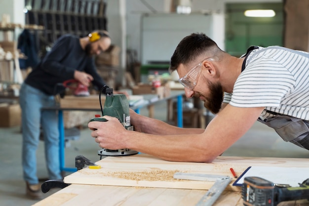 Mann, der am Schneiden von MDF-Platten arbeitet