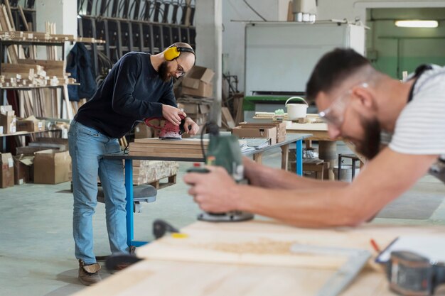 Mann, der am Schneiden von MDF-Platten arbeitet