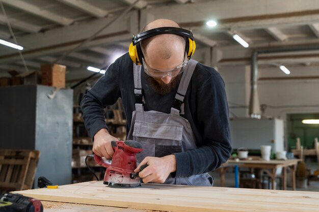 Mann, der am Schneiden von MDF-Platten arbeitet