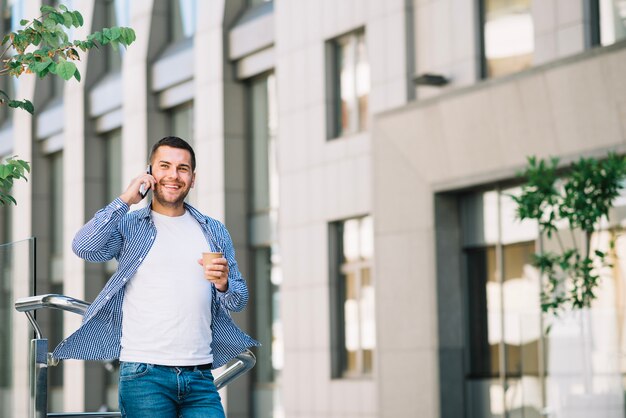 Mann, der am Telefon geht und spricht