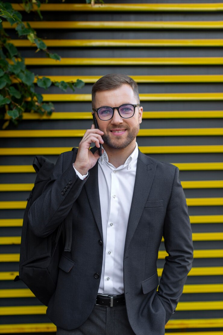 Mann, der am Telefon spricht, Vorderansicht