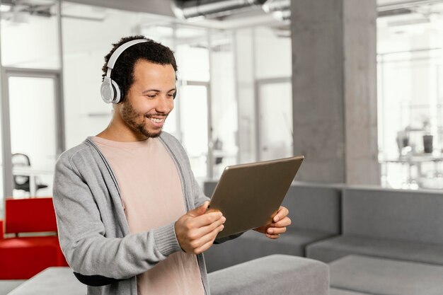 Mann, der an einem Laptop in der Firma arbeitet