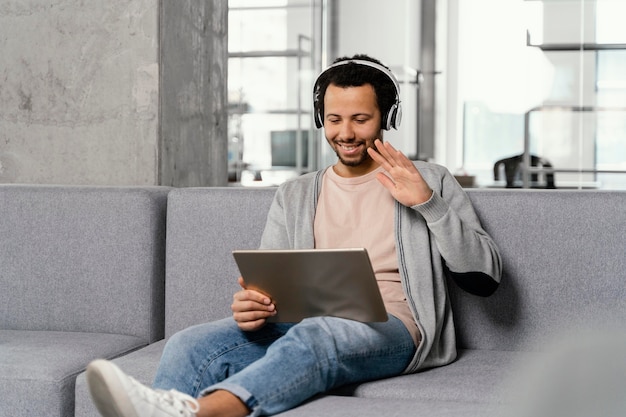 Mann, der an einem Laptop in der Firma arbeitet