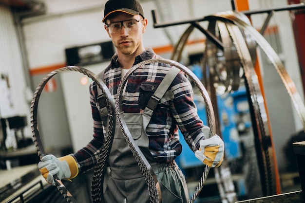 Kostenloses Foto mann, der an stahlfatory und ausrüstung für stahlproduktion arbeitet