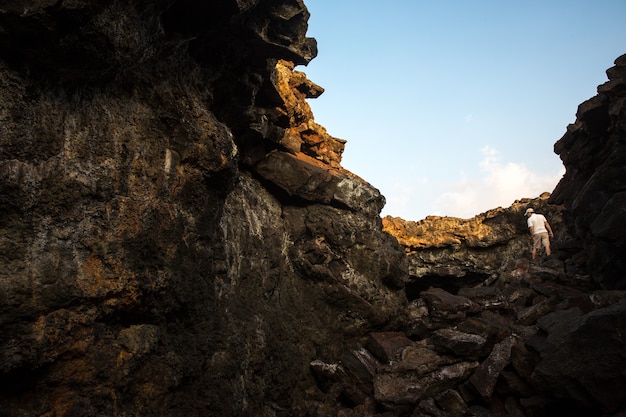 Mann, der auf brauner Bergkette steht