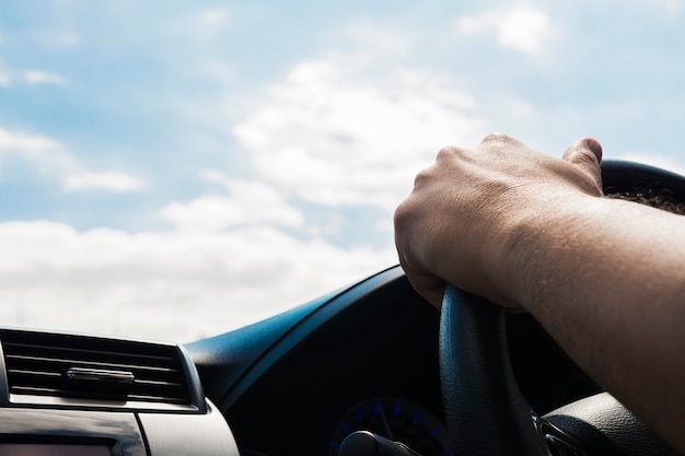 Mann, der Auto mit einer Hand fährt